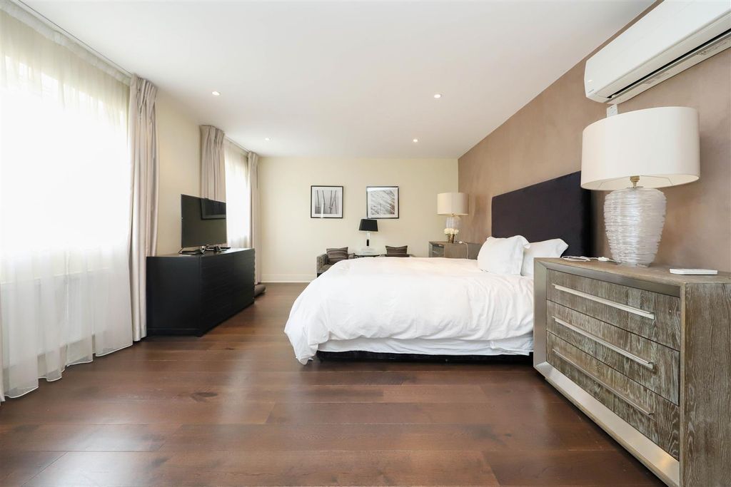 Property photo 3 of 23 Master Bedroom