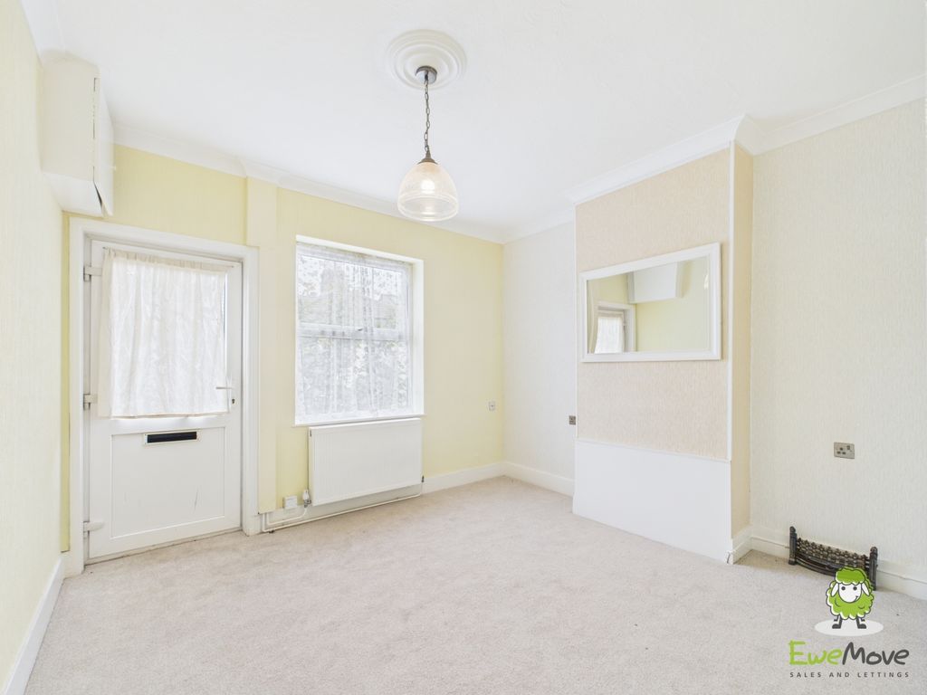 Property photo 3 of 15 Ewemove Basingstoke Estate Agents 78 Winchester Ro
