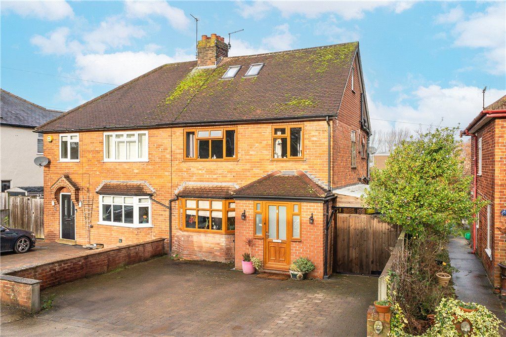 Property photo 1 of 18 7 Castle Close