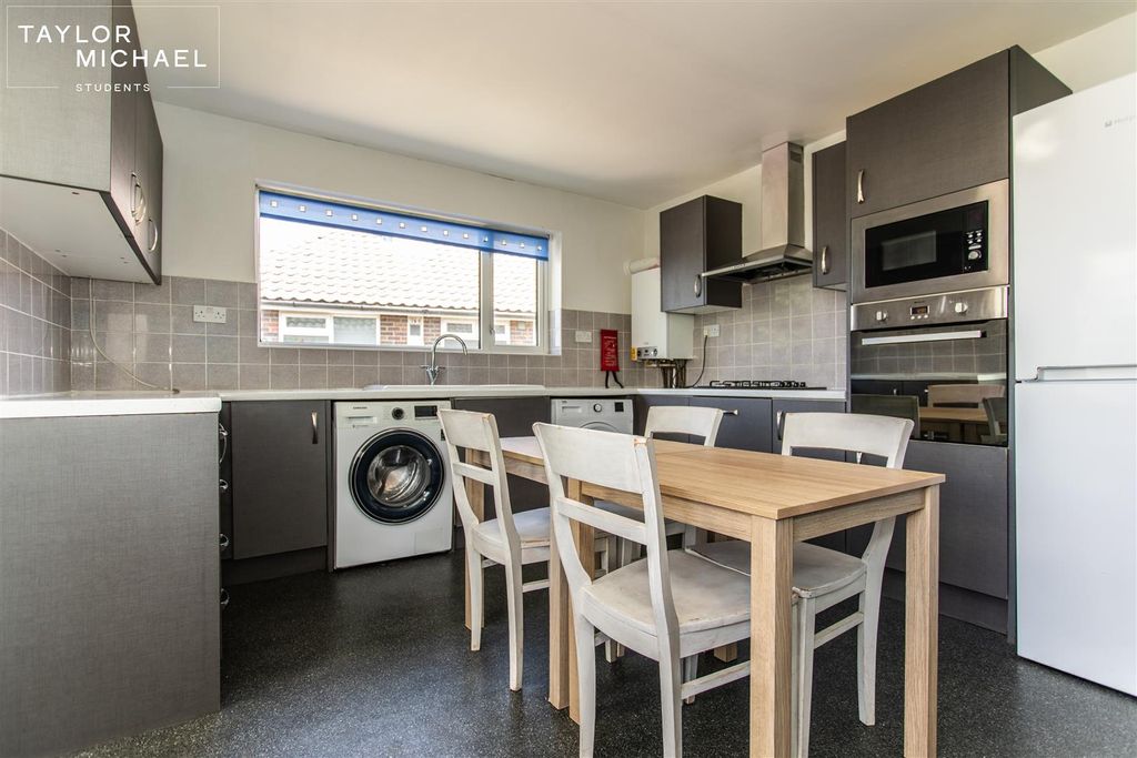 Property photo 3 of 25 Kitchen / Living Room