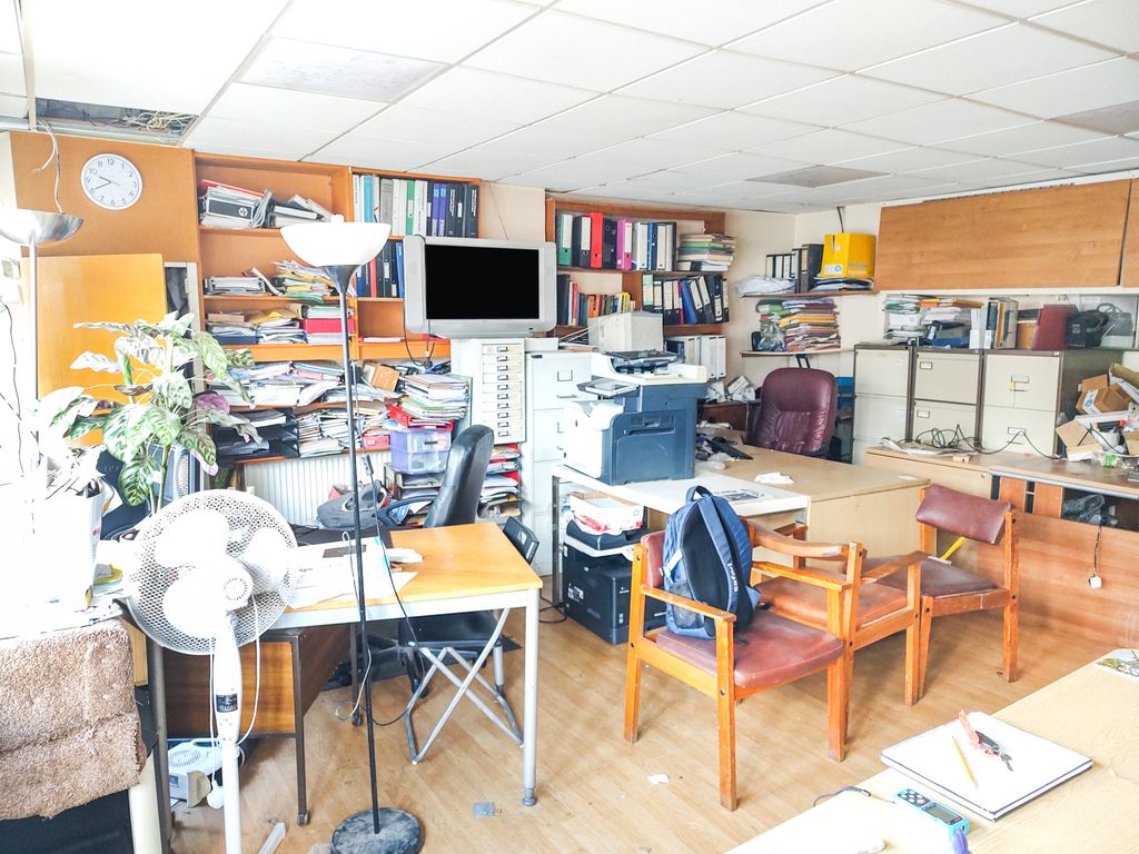 Property photo 2 of 11 94 Lansbury Drive, Hayes, Ub4 8Sd