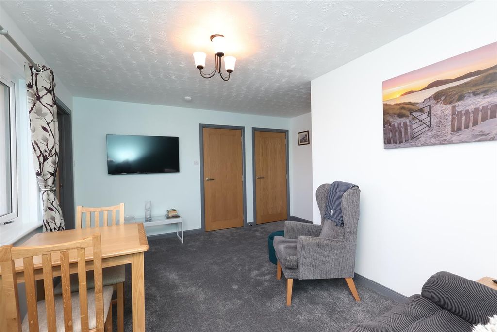 Property photo 3 of 7 Lounge