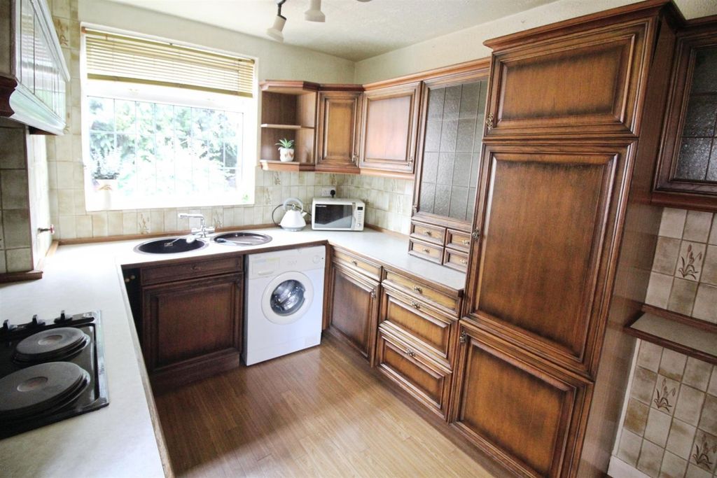 Property photo 2 of 11 Kitchen