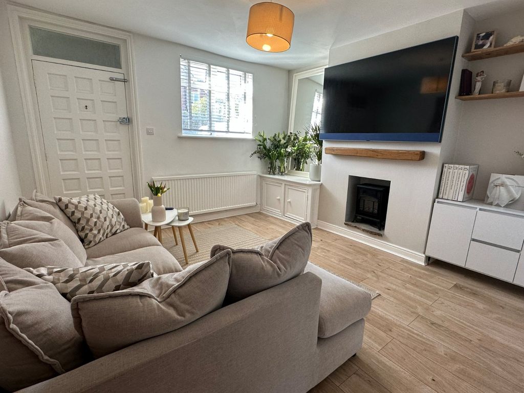 Property photo 3 of 16 Lounge 1