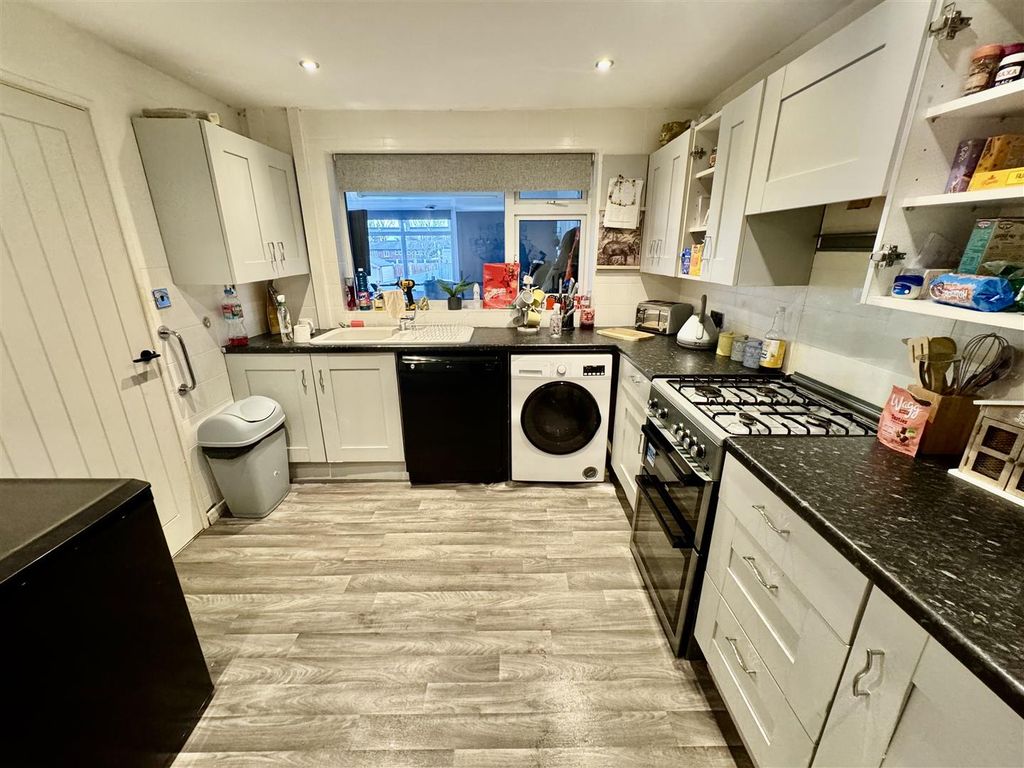 Property photo 3 of 10 Kitchen