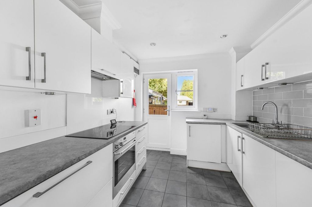 Property photo 3 of 19 Kitchen