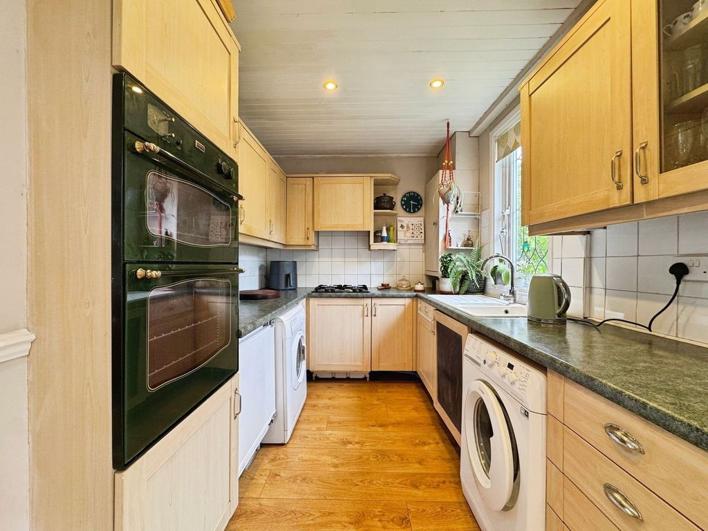 Property photo 3 of 17 Kitchen