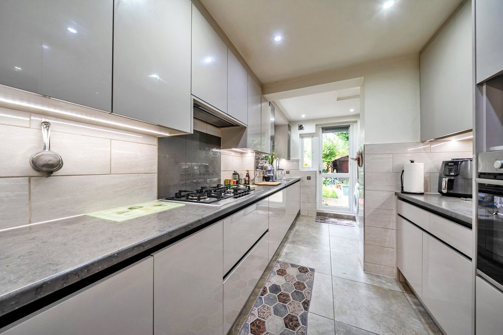Property photo 2 of 11 Kitchen