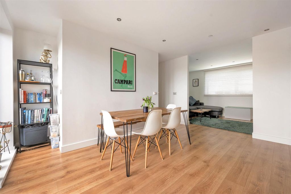 Property photo 2 of 29 Parade Gardens, E4