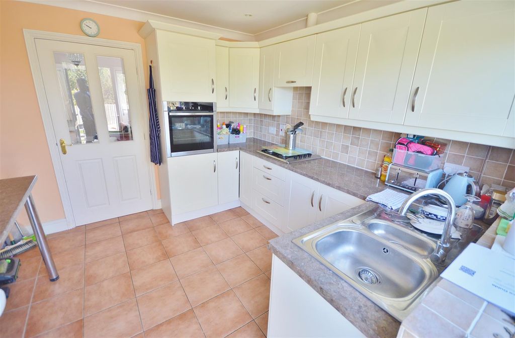 Property photo 3 of 19 Kitchen