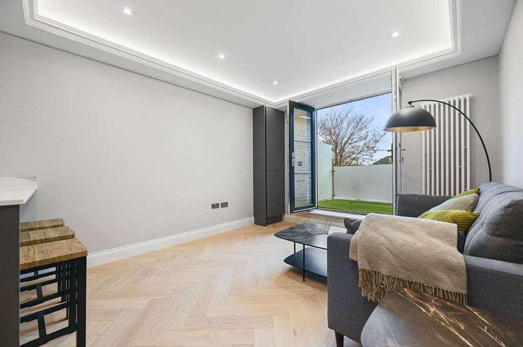 Property photo 1 of 9 Rea - Flat 3, 4 Lynton Road - Reception1 (1).Jpg