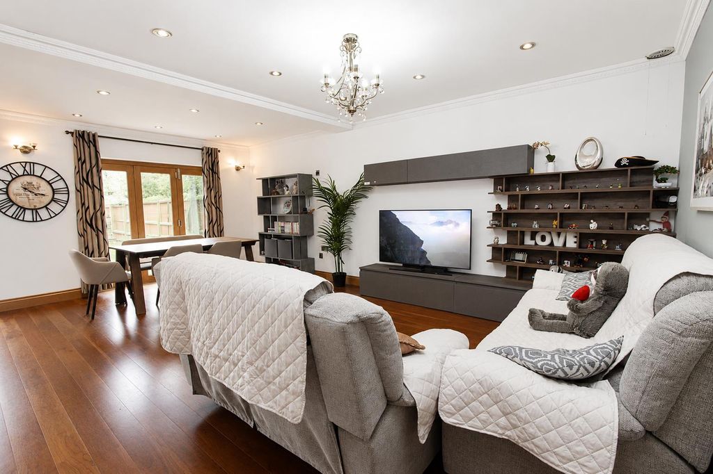 Property photo 3 of 31 Livingdining3