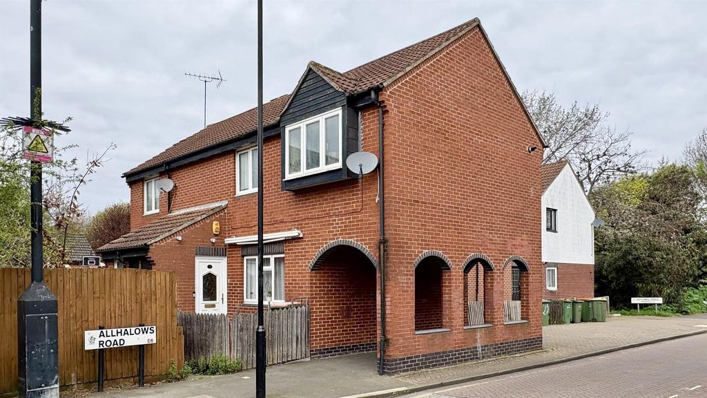 Property photo 2 of 8 Alhallows Rd, E6 For Sale By Barrain London Estate