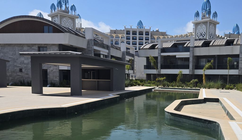 Property photo 2 of 10 Divine Ground-Floor Apartment In Belek, Antalya For Sale - Communal Pool And Terraces