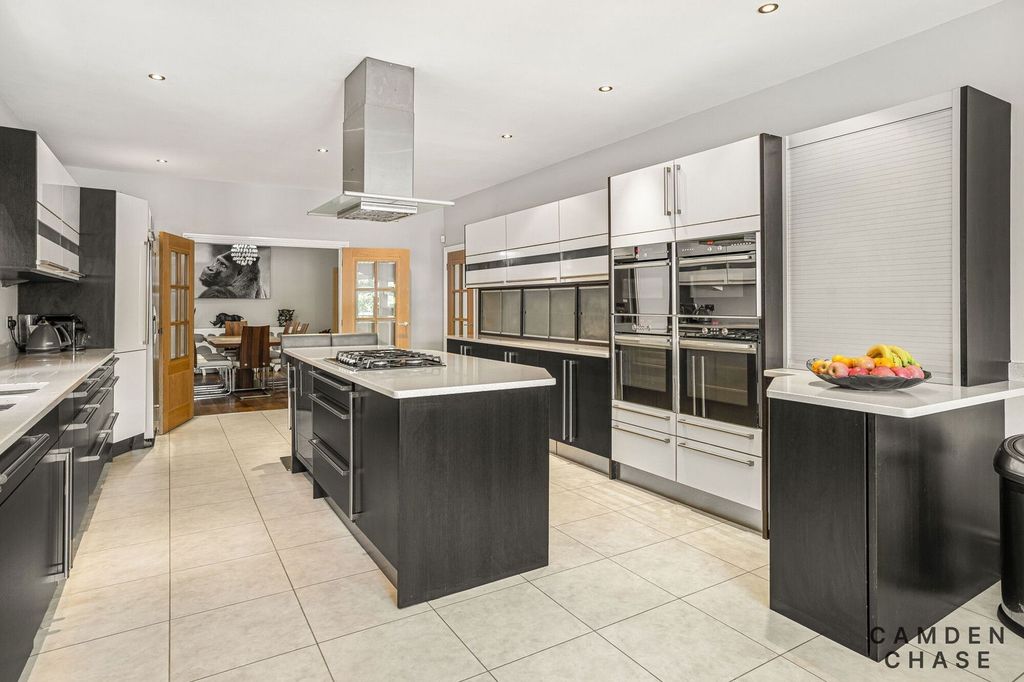 Property photo 2 of 36