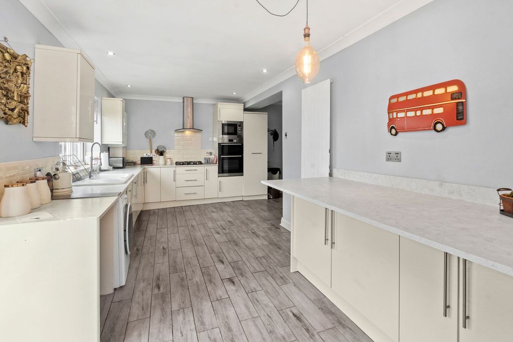 Property photo 3 of 42