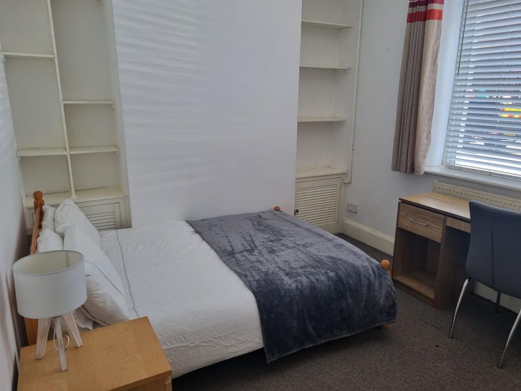 Property photo 3 of 8 Bright Bedroom With Desk And Built-In Storage...