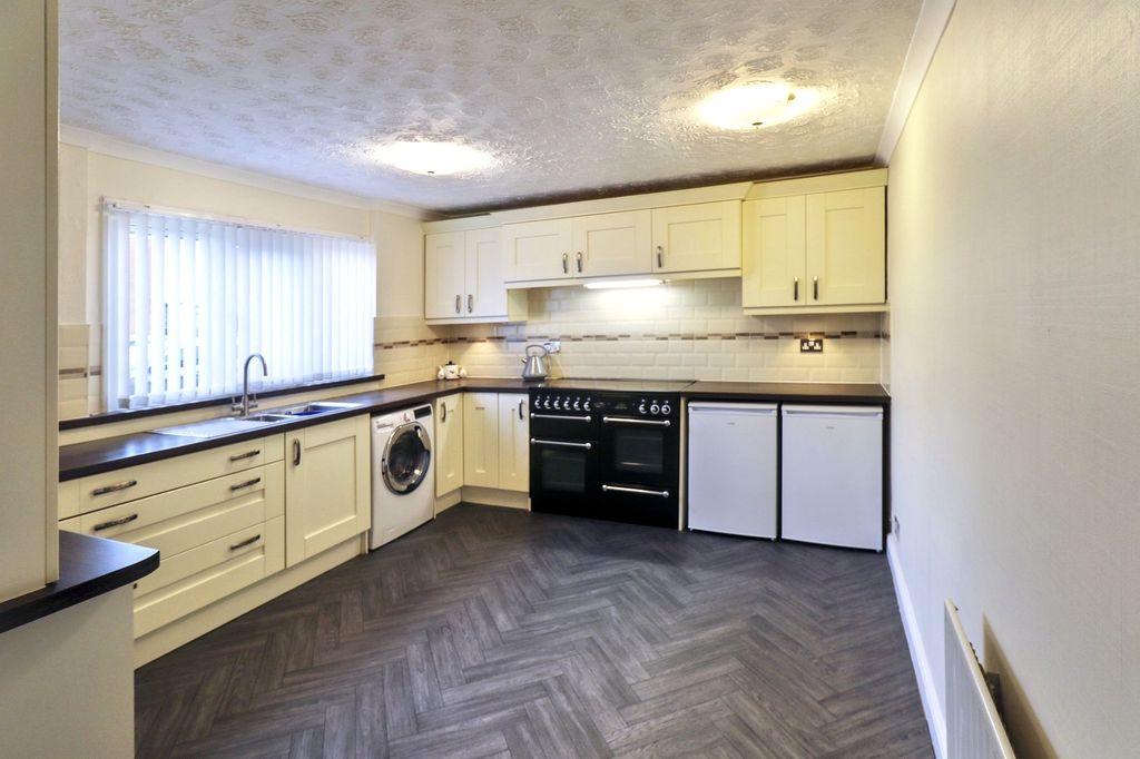 Property photo 2 of 25