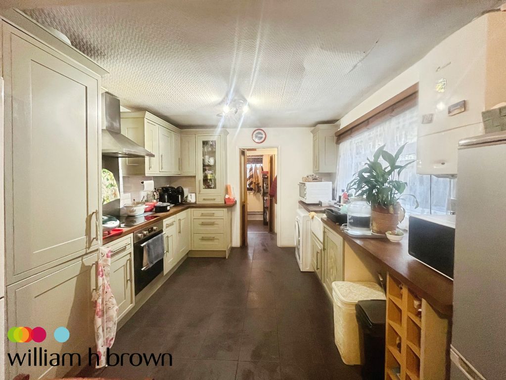 Property photo 3 of 9 Kitchen