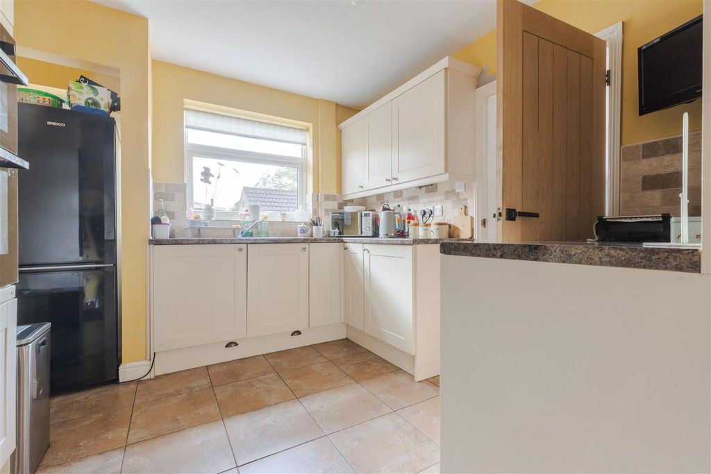 Property photo 3 of 17 Kitchen