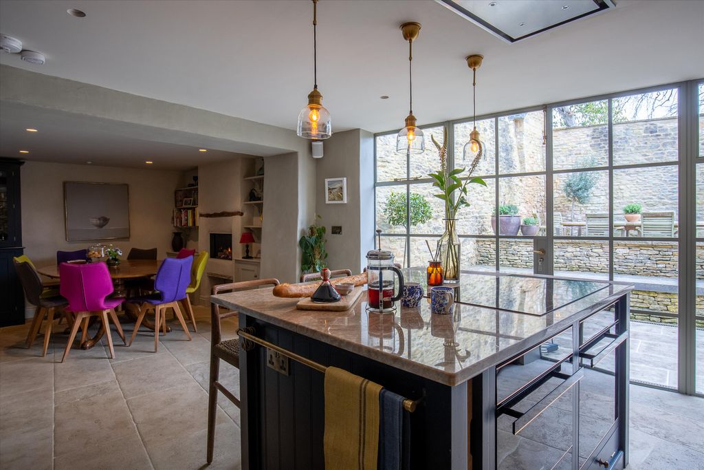 Property photo 2 of 28 Image