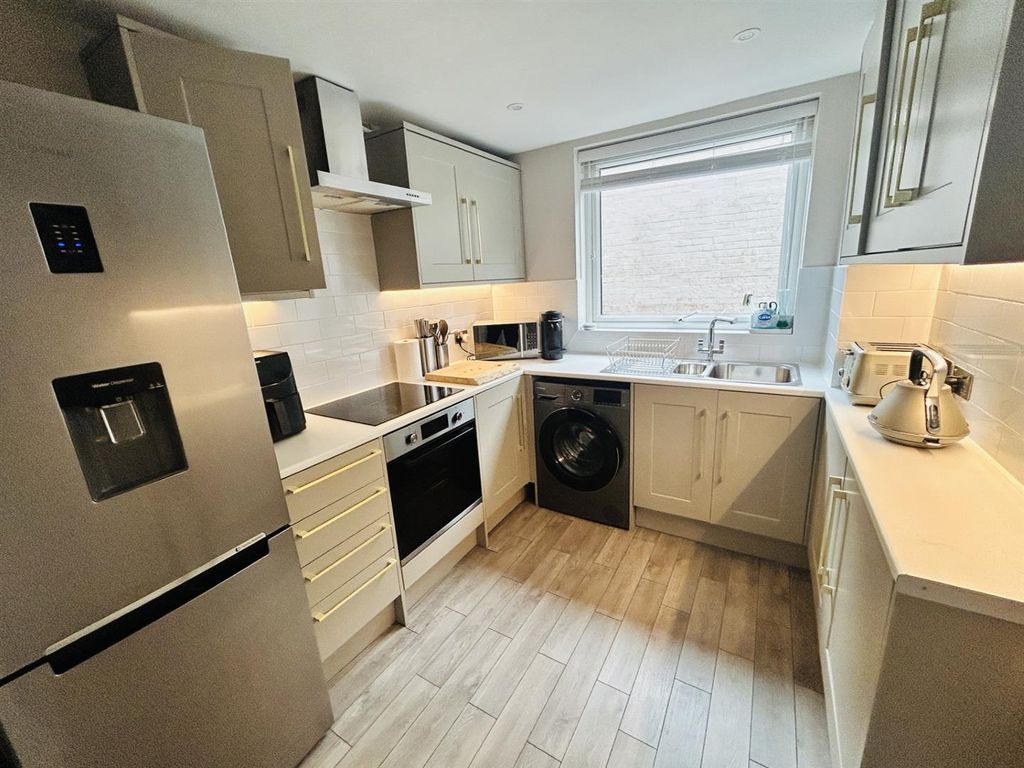 Property photo 3 of 17 01323 438506