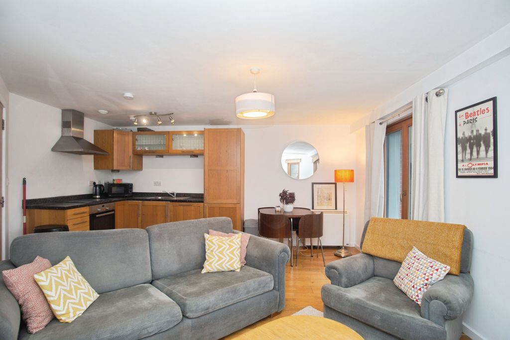 Property photo 2 of 15 Lounge