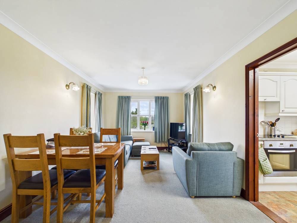 Property photo 2 of 7 Giraffe360-Still004