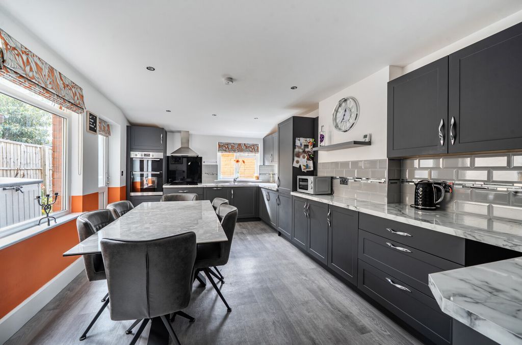 Property photo 2 of 25 1523885-17-6Ab3c4...
