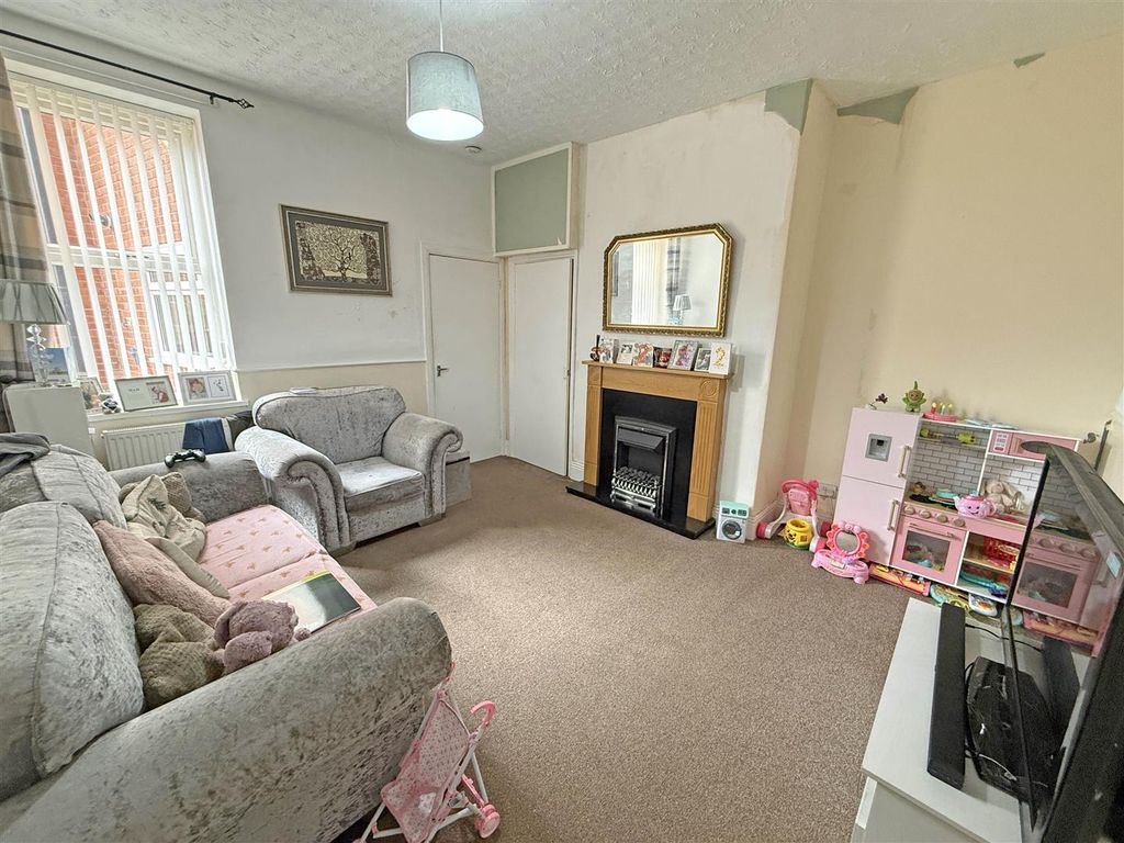 Property photo 2 of 8 Victoria Crescent Lounge.Jpg