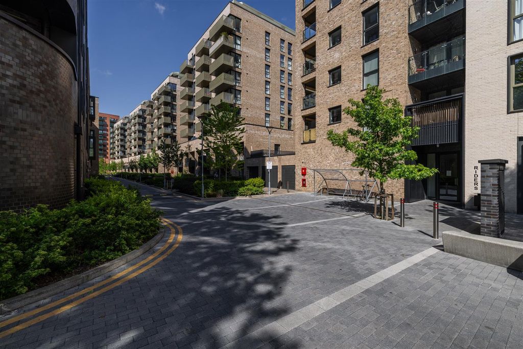 Property photo 1 of 21 Track Street, E17