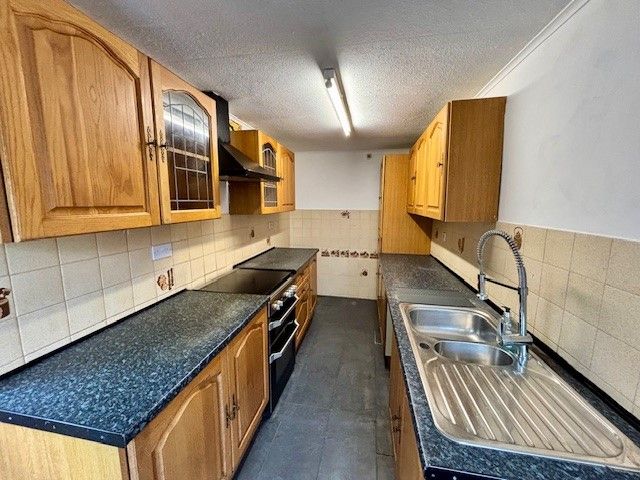 Property photo 3 of 10 Kitchen