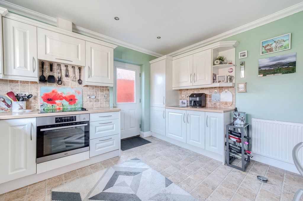 Property photo 2 of 21