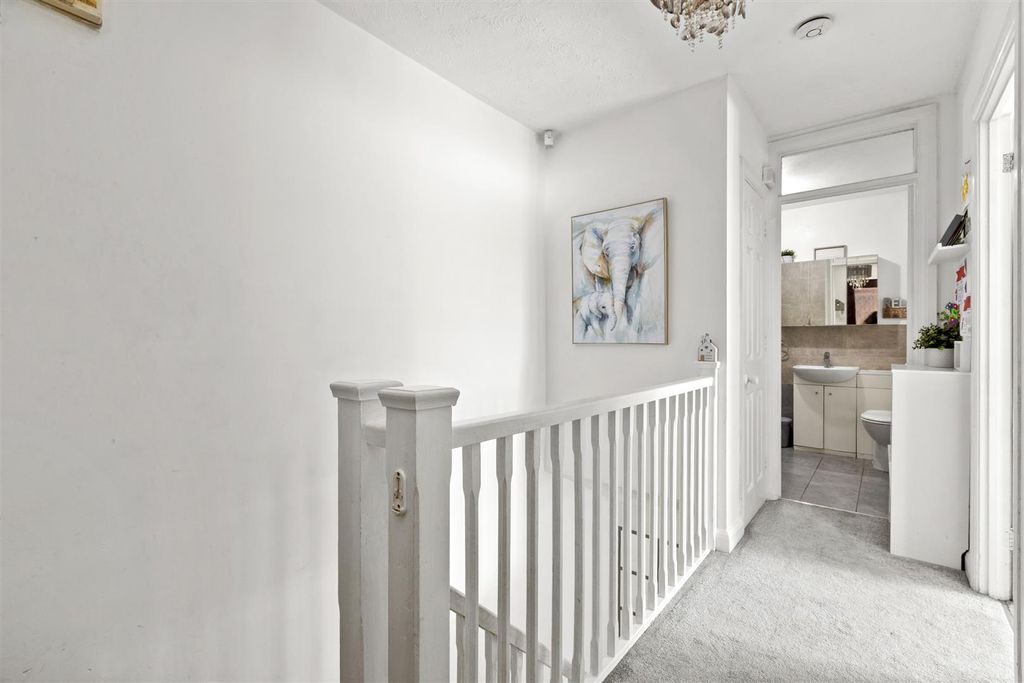 Property photo 3 of 13 Wyatt Close-4.Jpg