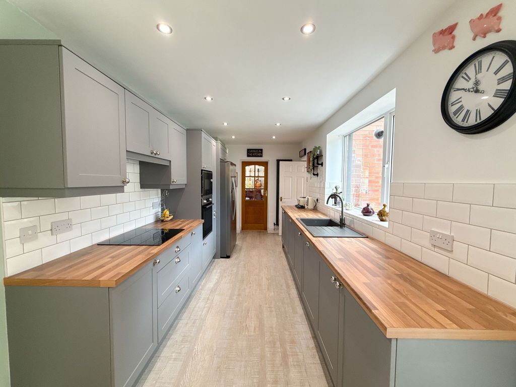 Property photo 3 of 12 Kitchen