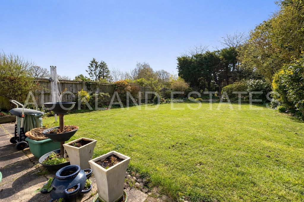 Property photo 2 of 18 Image00002