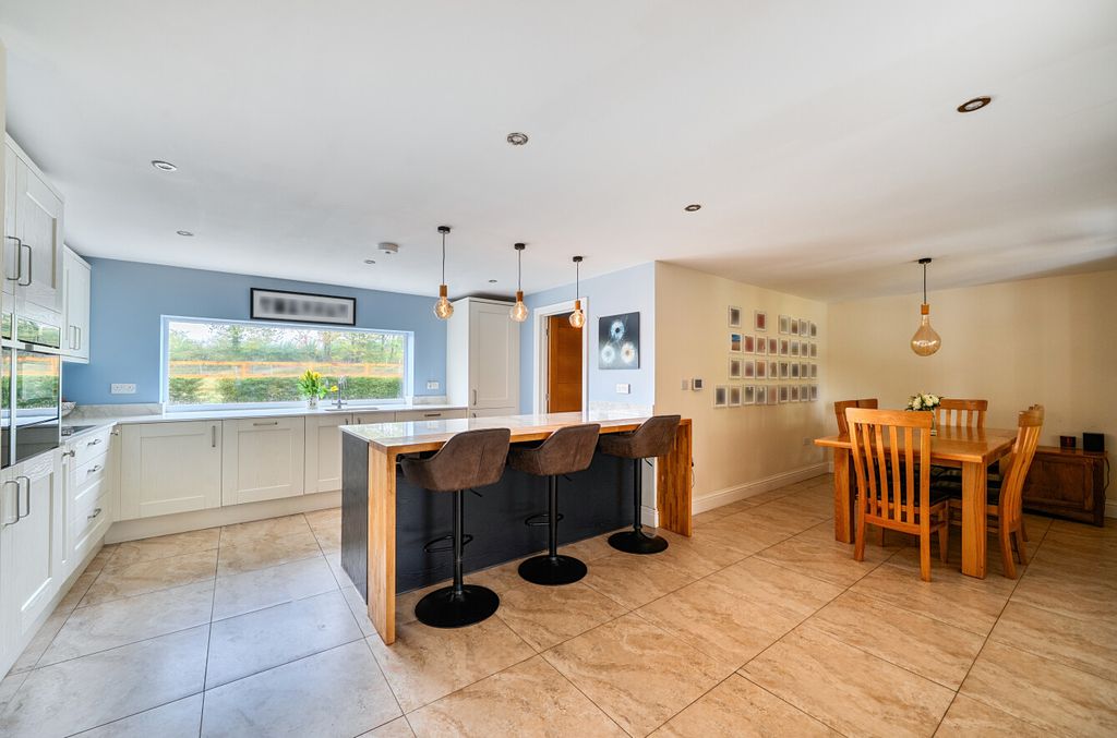 Property photo 2 of 24 15279211