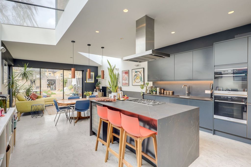 Property photo 2 of 23