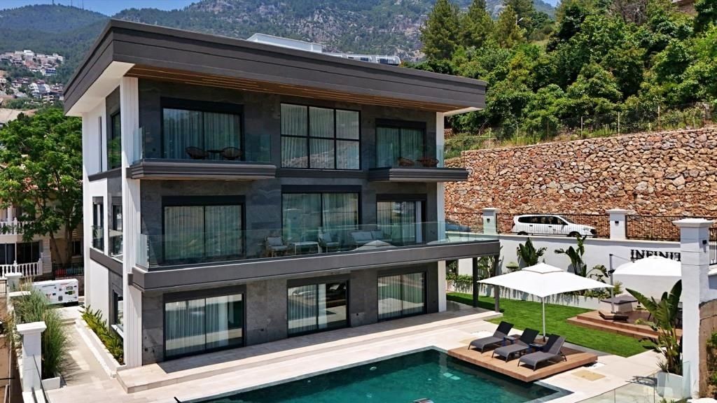 Property photo 2 of 23 Ultra-Luxury Sea View Alanya Villa For Sale - Main View Of The Villa And Private Pool