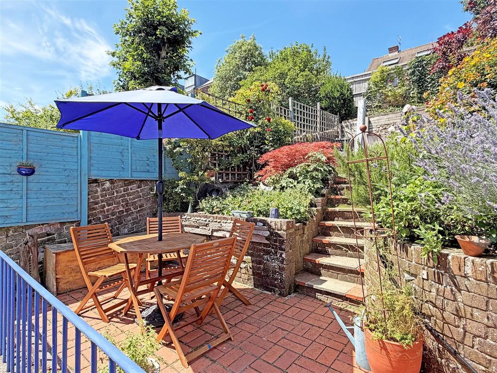 Property photo 3 of 17 Gdn1A.Jpg