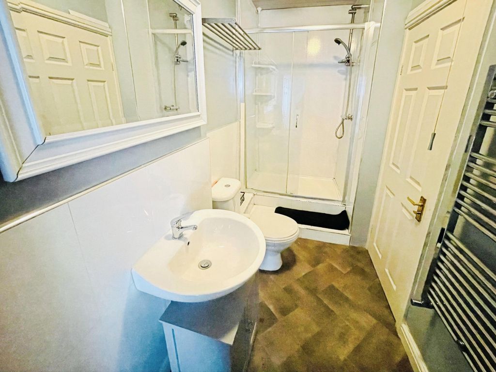 Property photo 3 of 7 Bathroom