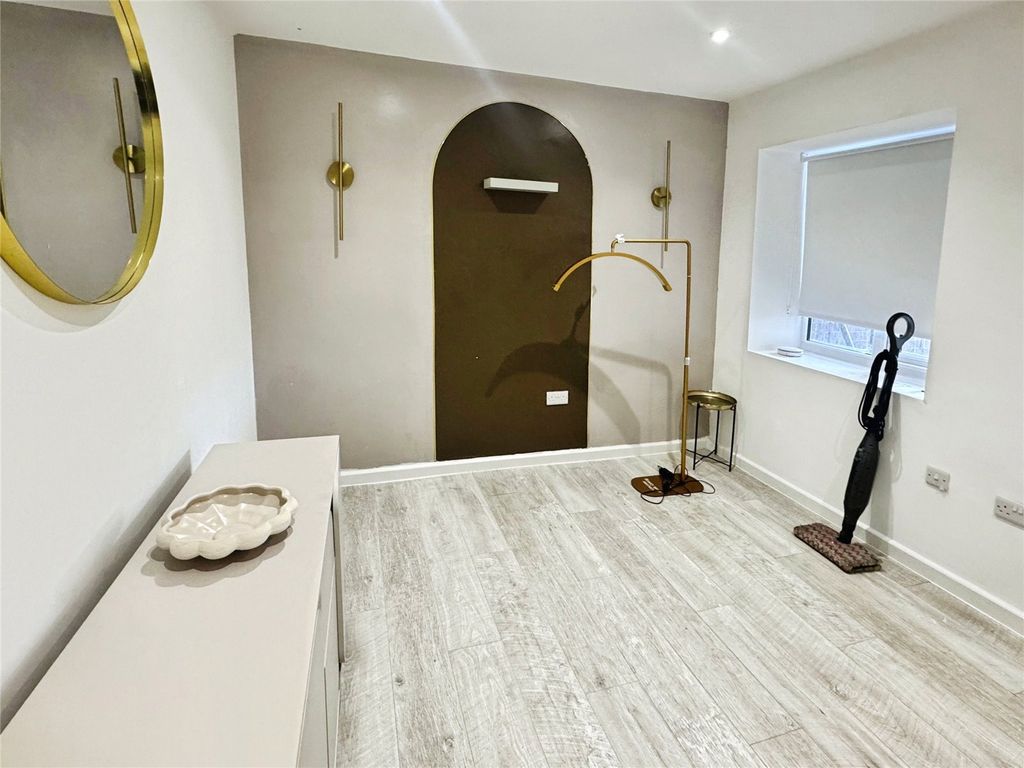 Property photo 3 of 7 Picture No. 52