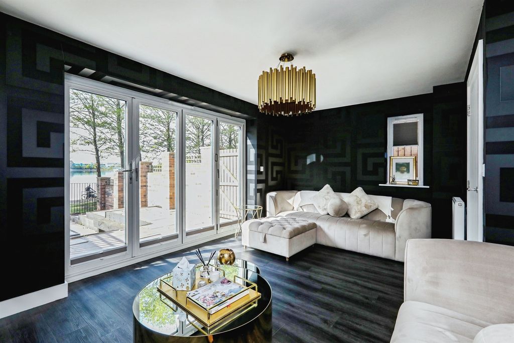 Property photo 2 of 23