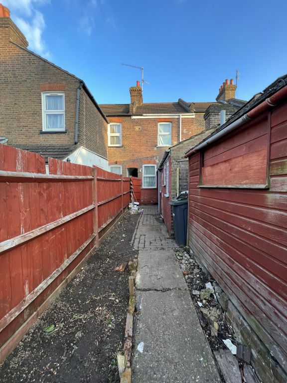 Property photo 1 of 12 2 Bed Terraced House To Rent Beech Road, Luton Lu1