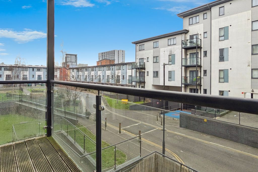 Property photo 2 of 12 (Main)