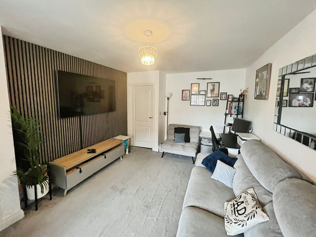 Property photo 3 of 15 Lounge