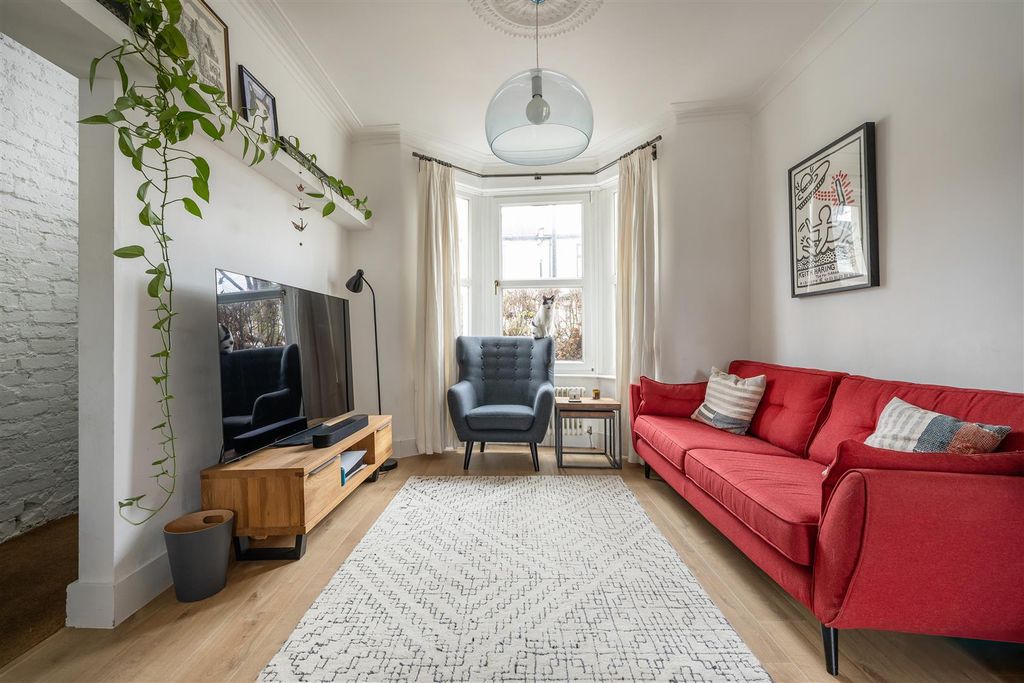 Property photo 2 of 27 Jephson Road, E7