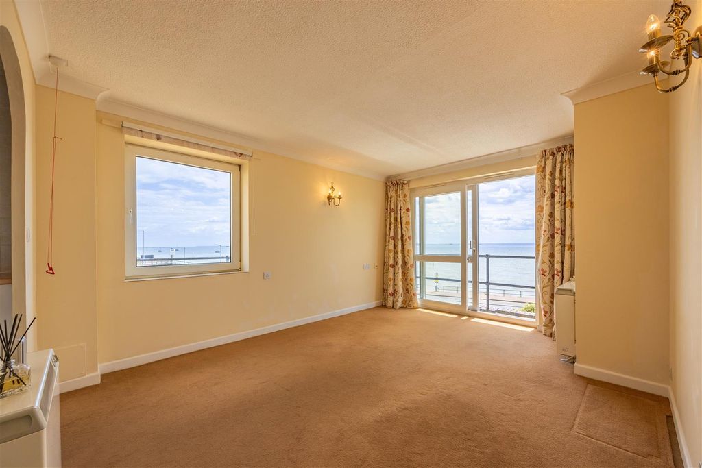 Property photo 3 of 19 Lounge