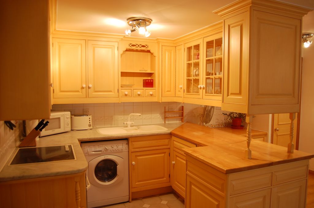 Property photo 3 of 4 Fitted Kitchen
