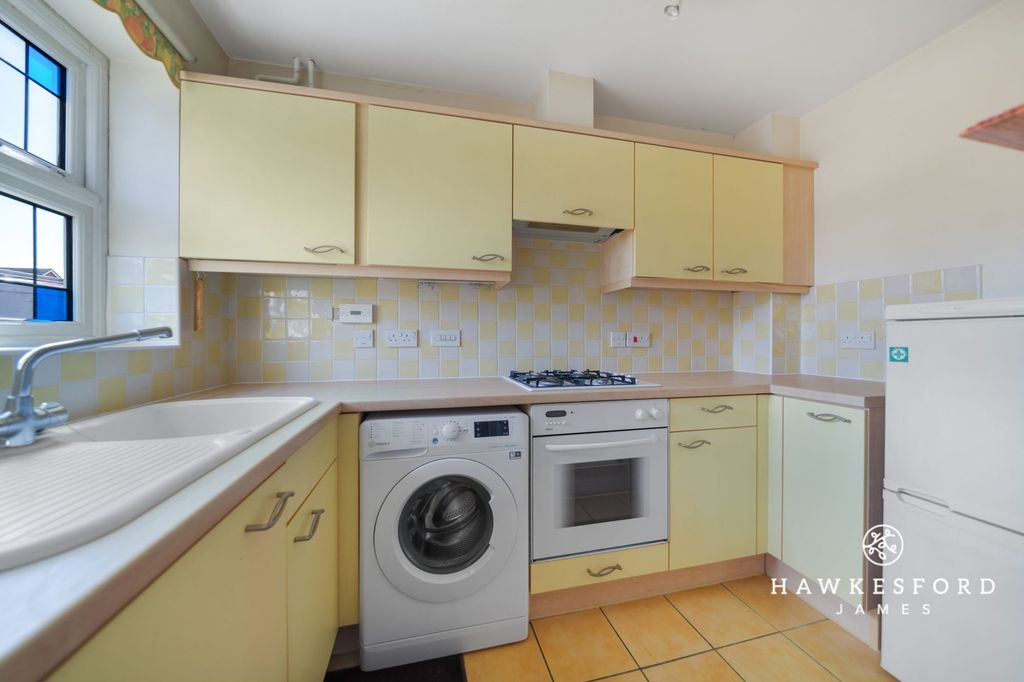 Property photo 3 of 14 Rettendon Drive, Sittingbourne - Kitchen